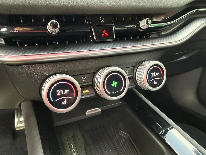 Škoda Superb Sportline 2,0 TSI 150 kW DSG - fotka 18 z 26