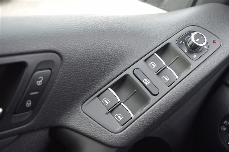 Volkswagen Tiguan 2,0 TDi 81KW R-LINE - fotka 28 z 51