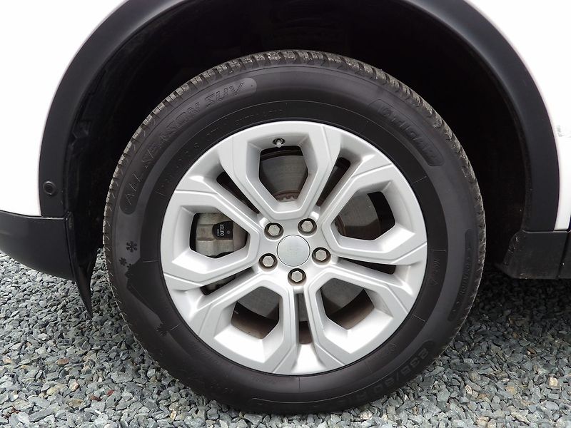 Land Rover Discovery Sport D150 S AWD A/T 7míst Tažné DPH - fotka 31 z 35