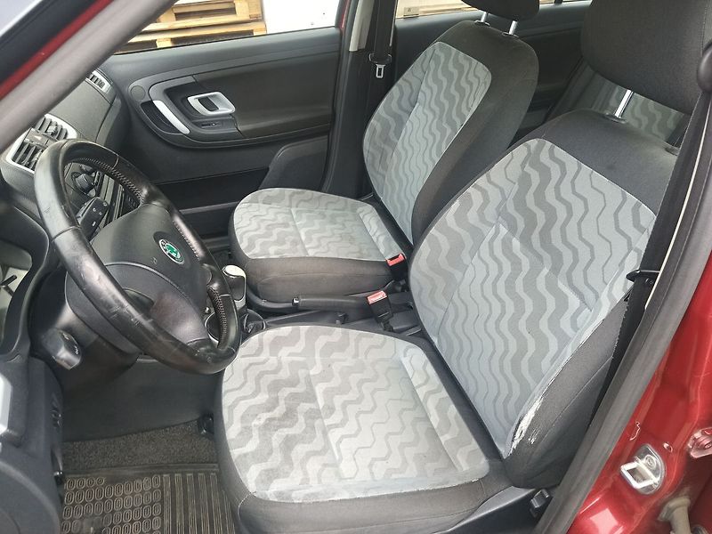 Škoda Fabia 1.4 16V Ambiente Combi - fotka 13 z 24
