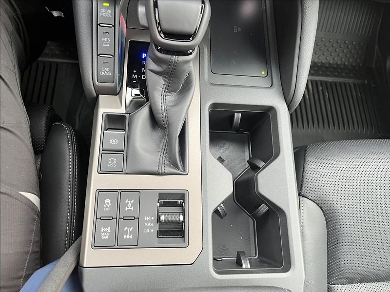 Toyota Land Cruiser 2,4 iFORCE MAX HEV Premium - fotka 19 z 37