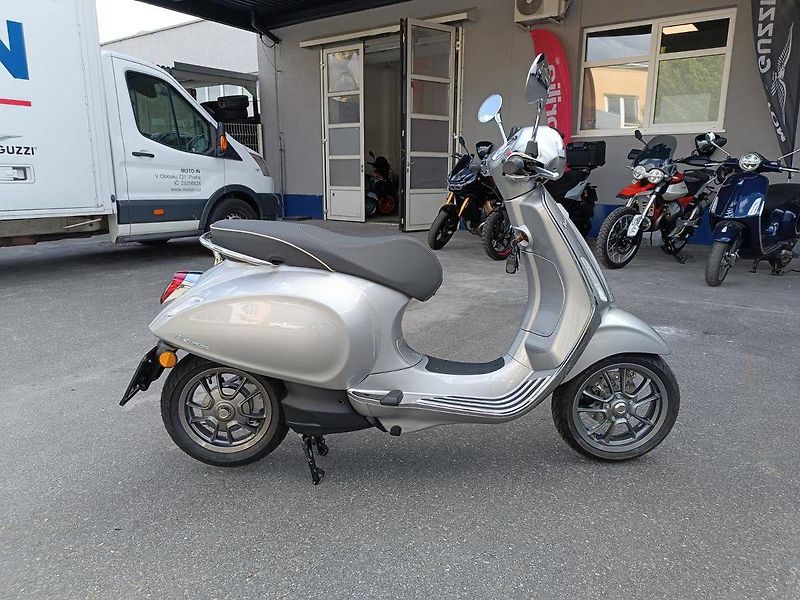 Vespa Elettrica (2023) L1 Grigio  Cromo 719 - fotka 8 z 16