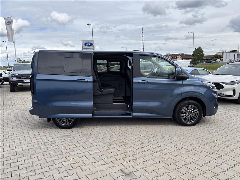 Ford Tourneo Custom 2,0 EcoBlue Titanium 125kW L1 - fotka 13 z 44