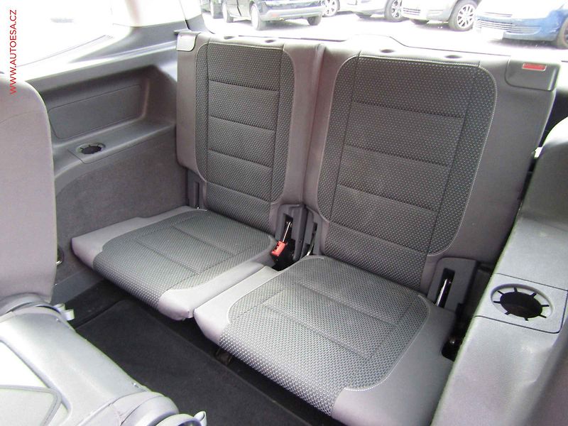 Volkswagen Touran (2011) 1.4 TSi, AC, výhřev sed - fotka 11 z 20
