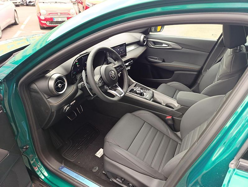 Alfa Romeo Tonale (2026) Veloce 1,5 Turbo Ibrida 175k - fotka 12 z 23