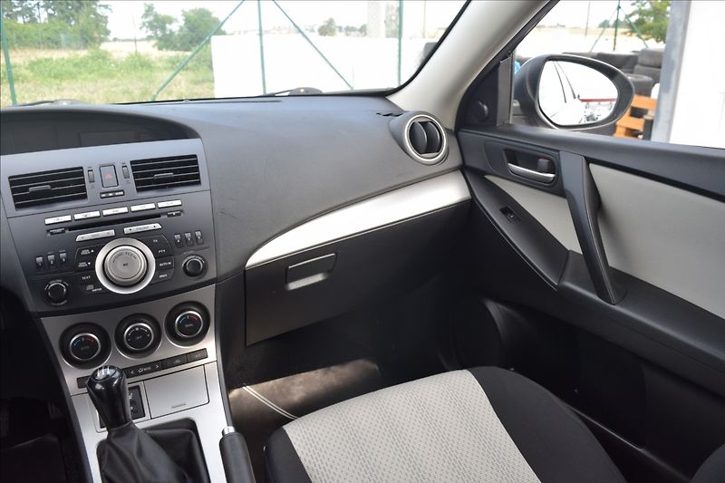 Mazda 3 1,6 i 77KW VÝHŘEV NOVÁ STK - fotka 30 z 47