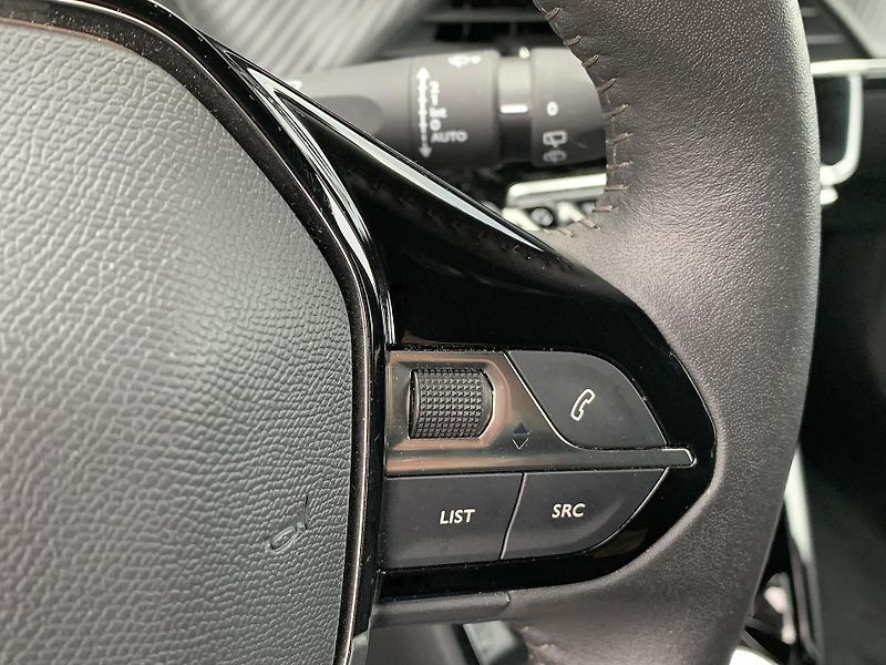 Peugeot 2008 ALLURE 1.2 PureTech 74kW MAN6 - fotka 20 z 33