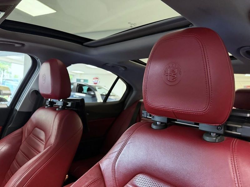 Alfa Romeo Giulia (2017) 2.0 T 280k AT8 ZF Q4 4x4 Veloc - fotka 18 z 20