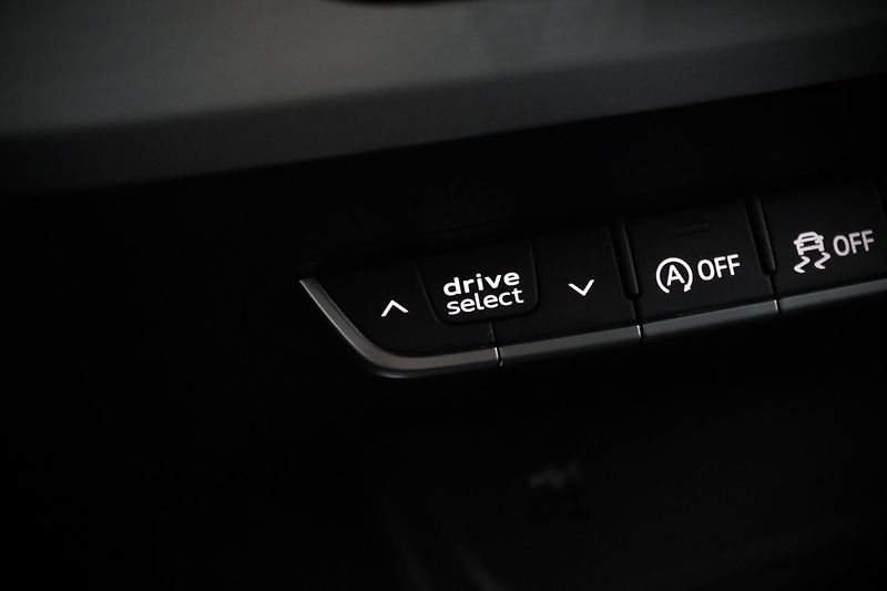 Audi A4 2.0 TFSI ultra 140 kW S line - fotka 37 z 49