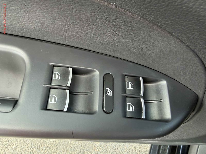 Volkswagen Touran (2010) 2.0 TDi, Highline, DSG, bixen - fotka 11 z 17
