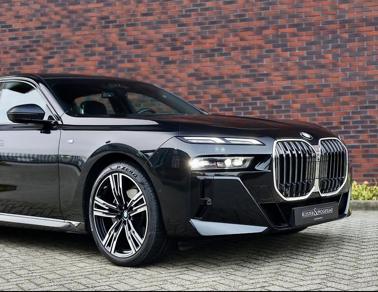 BMW Řada 7 (2023) 740d M SPORT xDrive - fotka 19 z 48