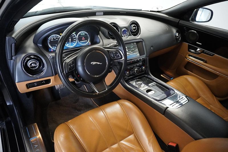 Jaguar XJ (2012) XJ  3,0D V6 AUTOMAT - fotka 16 z 39