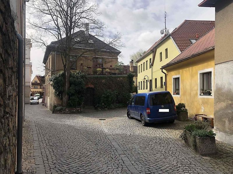 Tzv. AutoMatky, Adélu Doušovou, Barboru Tůmovou a Karolínu Koubovou, dlouhodobě trápí nedostatek bezpečnosti pro pěší v lokalitě Starého města, která je obytnou zónou. Řidiči například opakovaně překračují povolenou rychlost, jsou neohleduplní a parkují m
