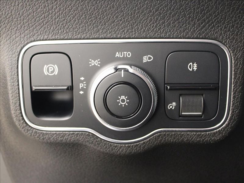 Mercedes-Benz GLB 2,0 250 4Matic AMG Line - fotka 16 z 39