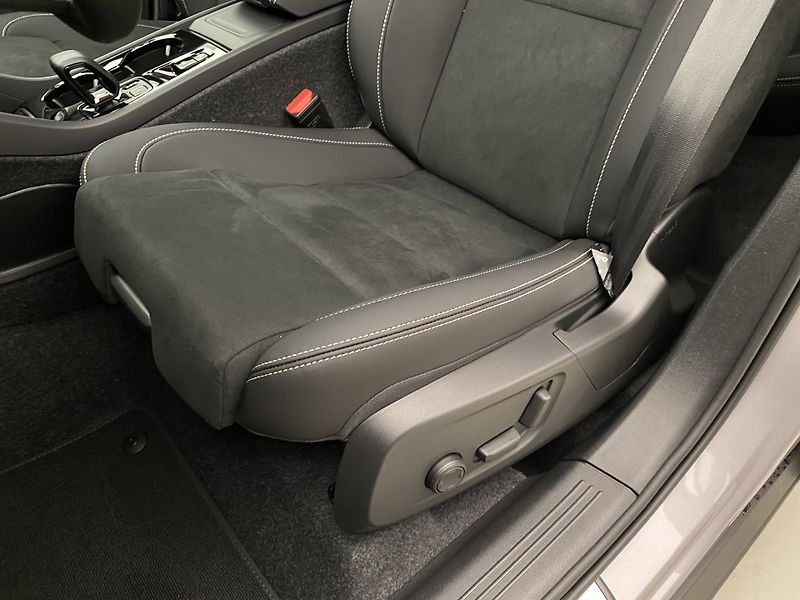 Volvo XC40 (2026) B4 AUT DARK PLUS - fotka 28 z 54