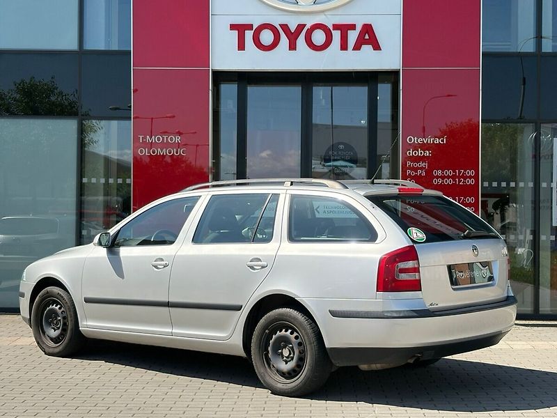 Škoda Octavia 1.6 Combi - fotka 2 z 14