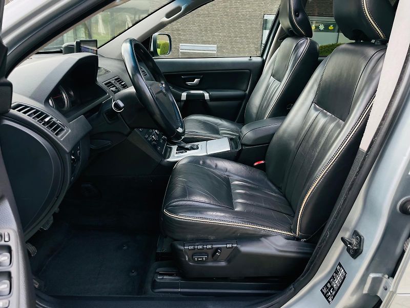 Volvo XC90 2.4 D5 4x4 AUT SERVISKA TAŽNÉ - fotka 30 z 49