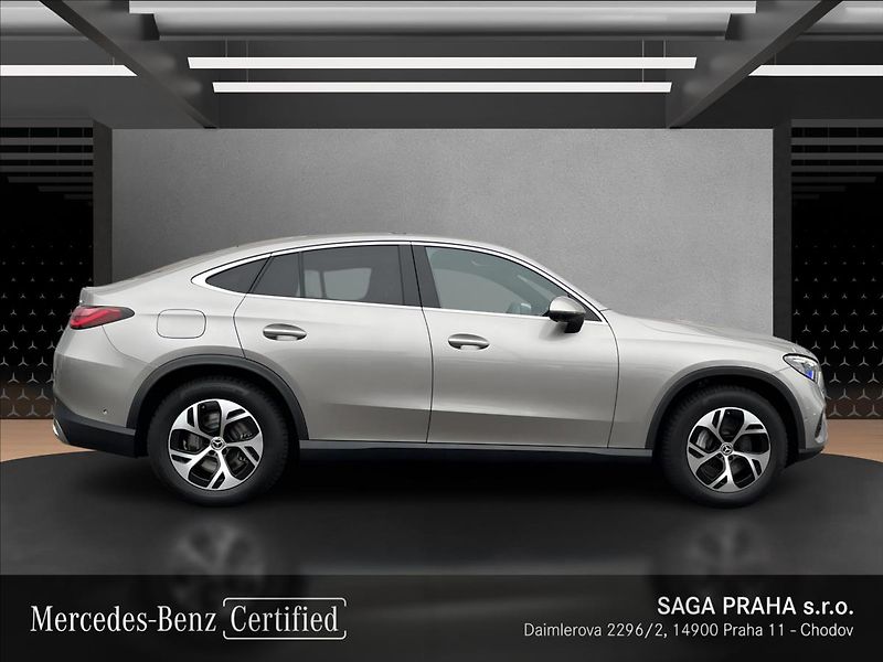 Mercedes-Benz GLC 300e 4MATIC kupé s hybridní te - fotka 6 z 22