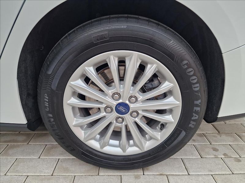 Ford Focus 1.5TDCi 88kW Titanium,ČR,1.Maj - fotka 45 z 48