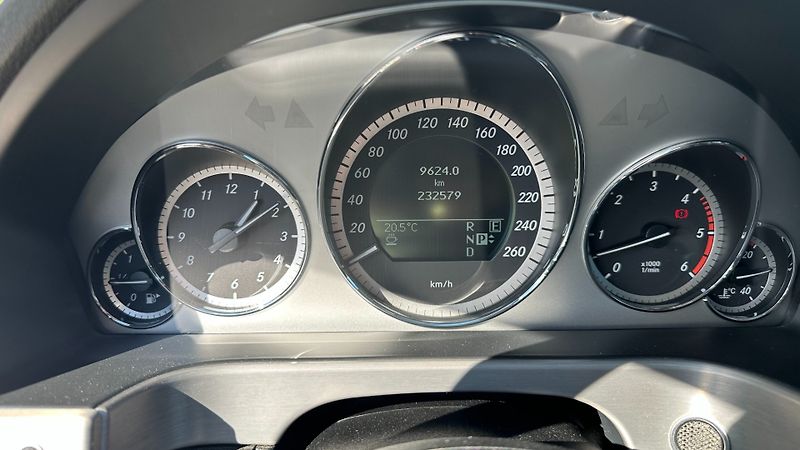 Mercedes-Benz Třídy E (2010) 350CDI 170kW *4M*Avantgarde* - fotka 15 z 24