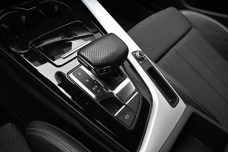 Audi A4 2,0 TDI 120kW S-LINE S-Tronic - fotka 19 z 26