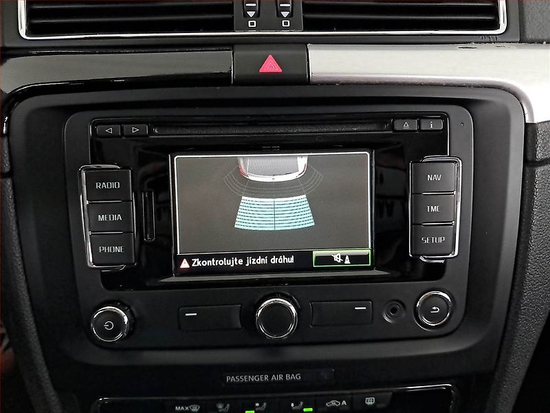 Škoda Superb (2015) 2.0 TDI, Navi, Xenony - fotka 16 z 21