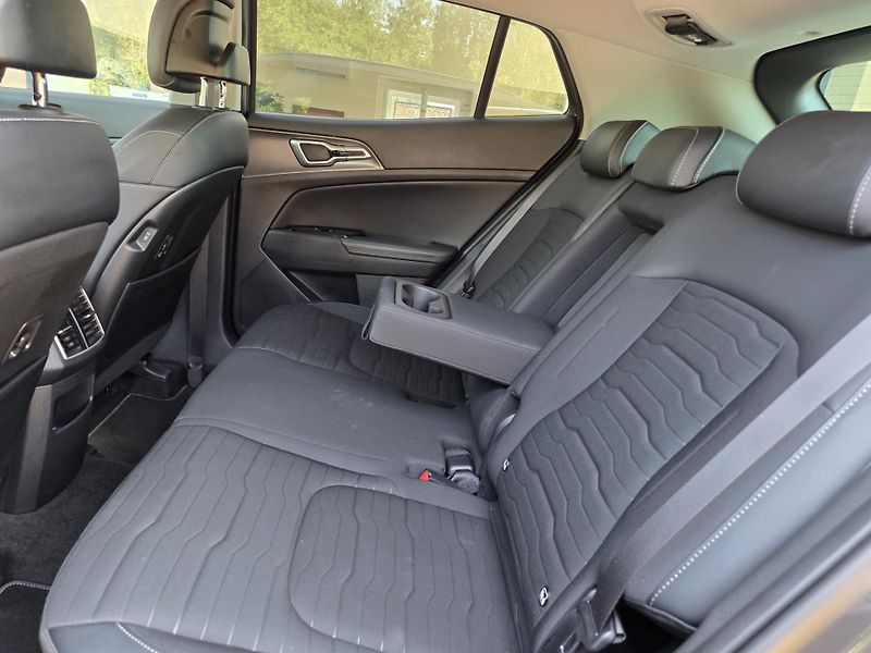 Kia Sportage 1.6-HEV-V ZÁRUCE-NÍZKÉ KM - fotka 18 z 44