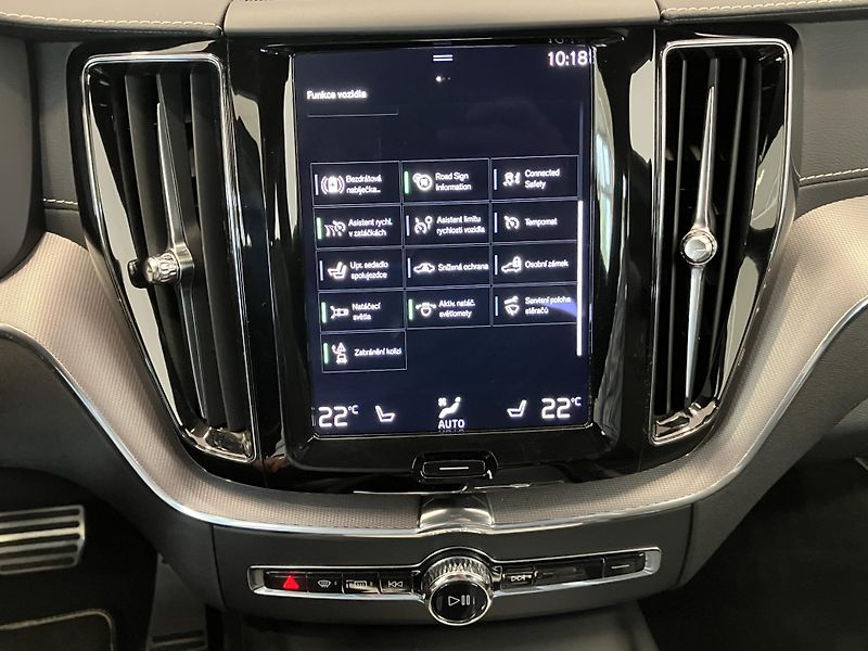 Volvo XC60 B4 AWD R-Design AT8, ČR - fotka 37 z 50