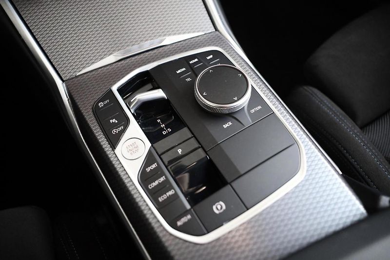 BMW Řada 3 330i xDrive Touring - fotka 10 z 21