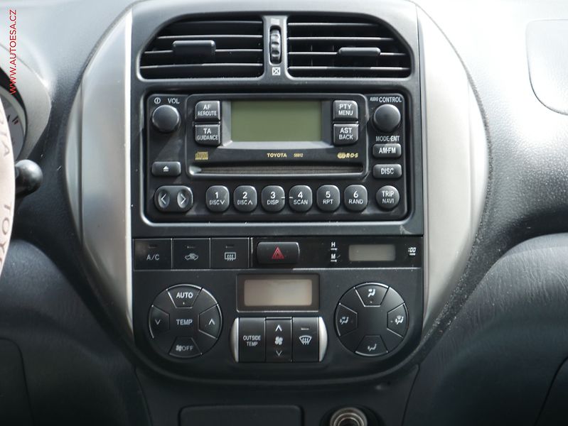Toyota RAV4 (2005) 2.0 D-4D 4x4, AC, TZ - fotka 11 z 15