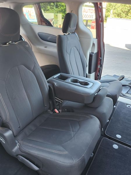 Chrysler Pacifica (2018)  Touring L, 8 míst, LPG, TZ - fotka 28 z 38