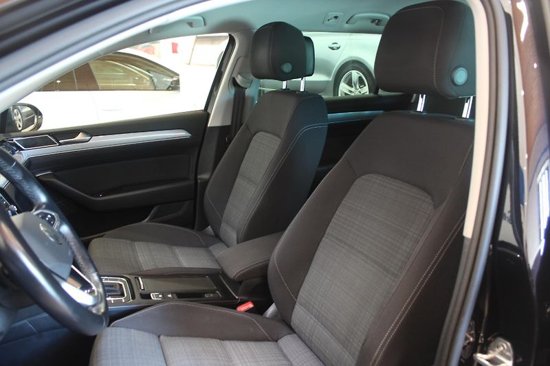 Volkswagen Passat (2021) 2.0TDI DSG Display LED - fotka 16 z 36