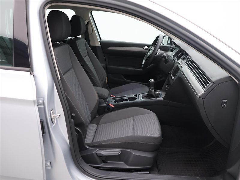 Volkswagen Passat 2,0 TDI 110kW Highline LED - fotka 12 z 24