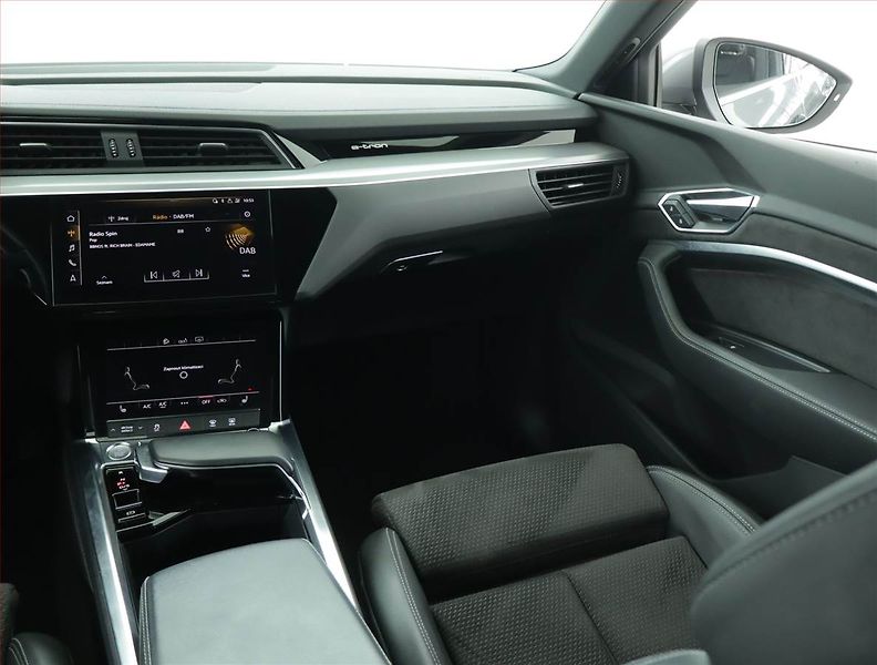Audi e-tron (2020) S-Line 50 quattro - fotka 8 z 19