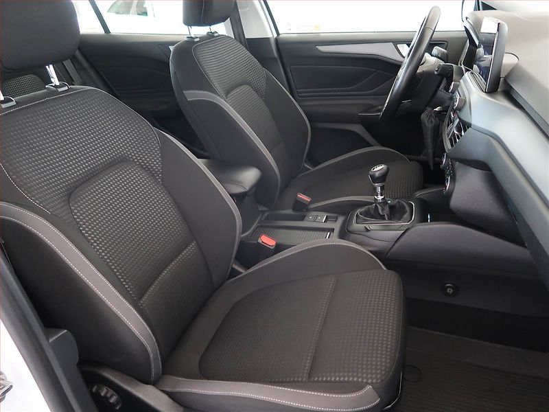 Ford Focus (2022) 1.0 EcoBoost, Tempomat - fotka 9 z 18