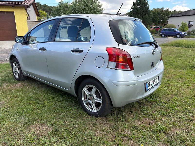 Toyota Yaris (2010) 1.0 VVT-i, Parkovací senzory - fotka 2 z 9