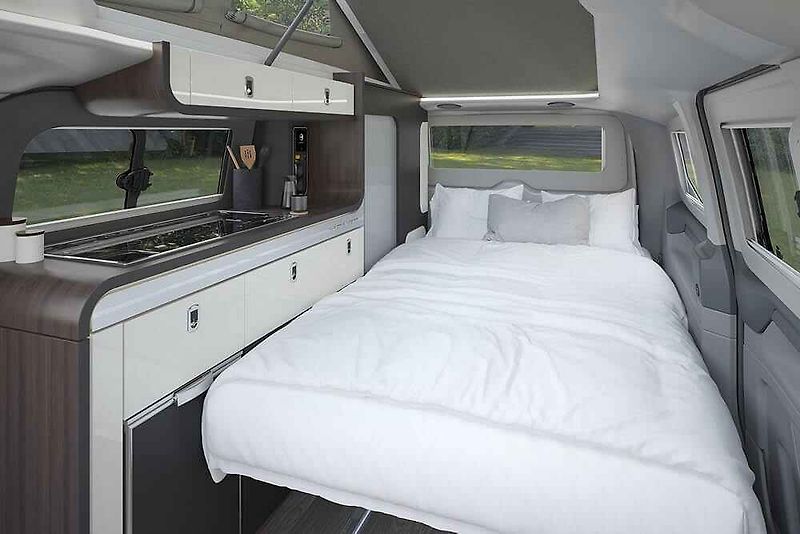 Campervan Swift Monza má i oficiální licenci Fordu. Vznikl z dodávky Transit. Kompaktní rozměry jsou stále vhodné pro rodinu.