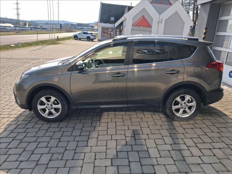 Toyota RAV4 2,2 Active AT 4x4 - fotka 3 z 17