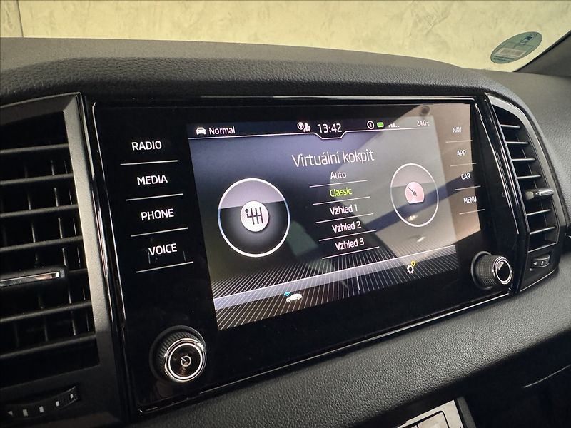 Škoda Karoq 2,0 TDi  Sportline LED Virtual - fotka 27 z 47