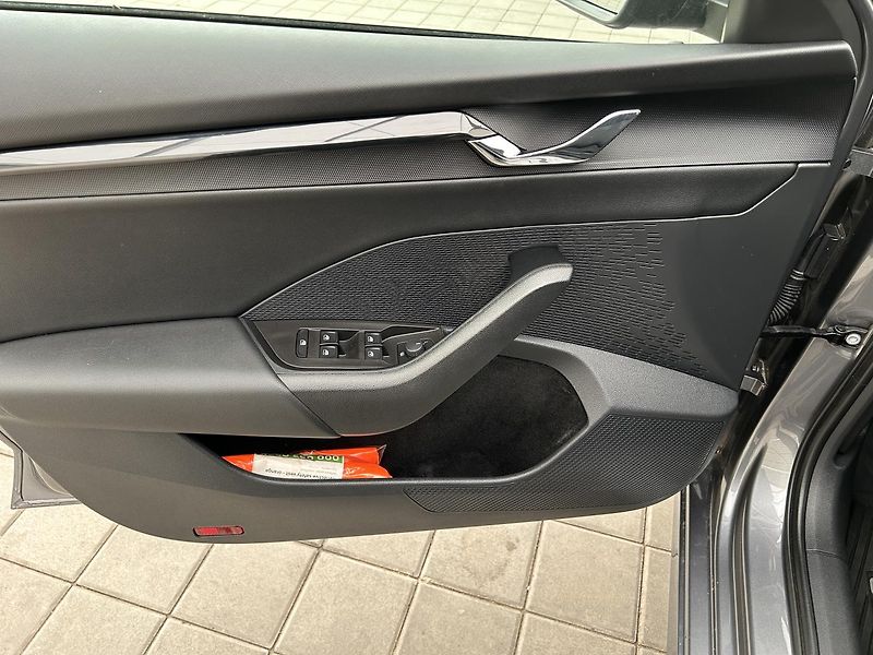 Škoda Octavia 1.0 TSI Ambiente plus - fotka 6 z 23