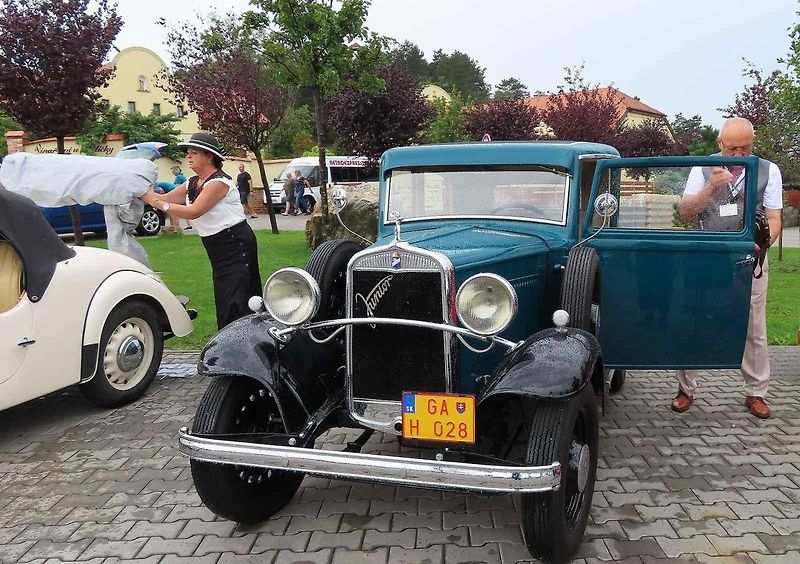 Pálavský Oldtimer přilákal na Břeclavsko desítky elegantnch veteránů.