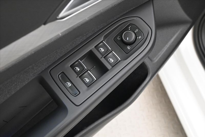 Volkswagen Golf 2,0 TDI 110 kW Life Záruka až - fotka 25 z 30