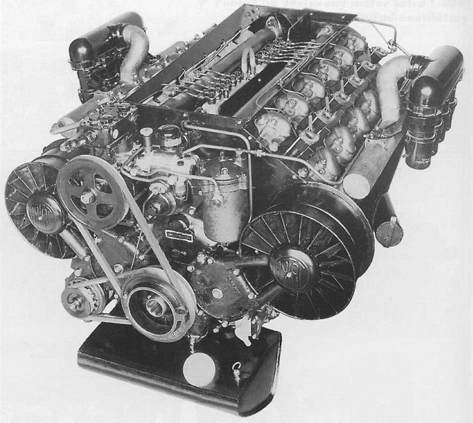 Tatra 111 ve válečné (vlevo) i poválečné verzi