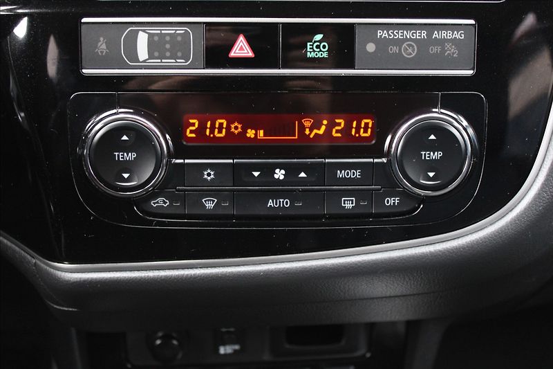 Mitsubishi Outlander 2,0 i  A/T,4x4,7.MÍST,INSTYLE+ - fotka 15 z 38