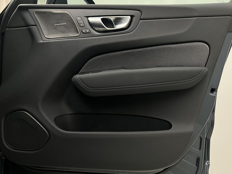 Volvo XC60 B5 AWD BLACK EDITION PLUS AUT  - fotka 43 z 43