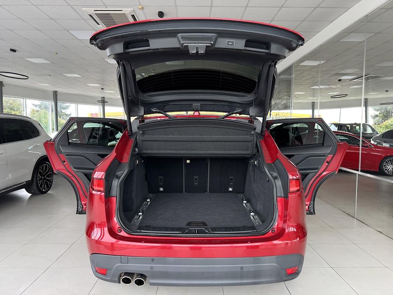 Jaguar F-Pace 20d AWD*AUT*R-SPORT*REZERVACE! - fotka 36 z 39