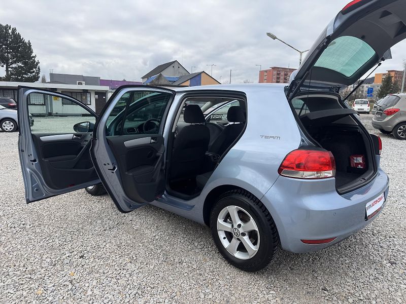 Volkswagen Golf 1.2TSi,rezervace - fotka 12 z 41