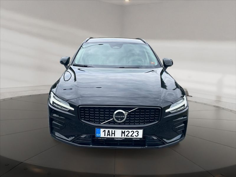 Volvo V60 2,0 B4 P Plus Dark AT - fotka 2 z 11