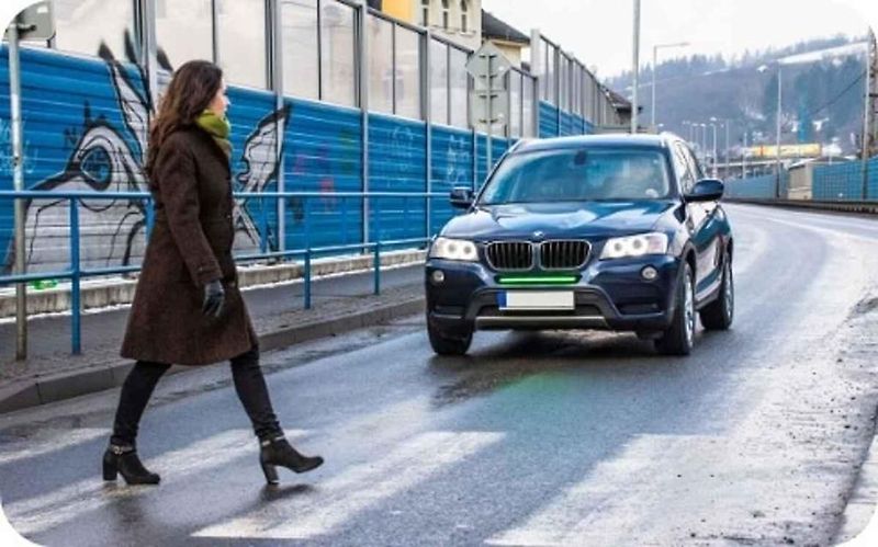 Přední brzdové světlo upozorňuje třeba chodce, že auto brzdí.