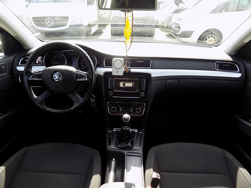 Škoda Superb 1,6 TDI 77 KW NAVI, TEMP - fotka 21 z 34